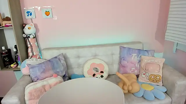 Snapshot of tinysara chatting on 09.22.25 tinysara online show from 09.22.25