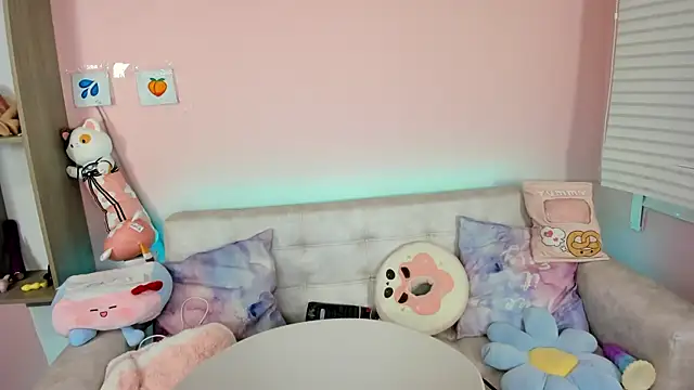 Snapshot of tinysara chatting on 09.25.25 tinysara online show from 09.25.25