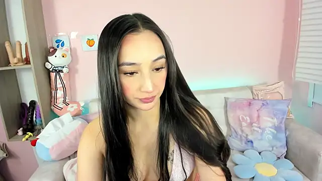 Snapshot of tinysara chatting on 09.28.25 tinysara online show from 09.28.25