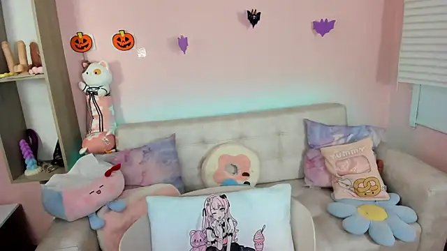 Snapshot of tinysara chatting on 10.05.25 tinysara online show from 10.05.25