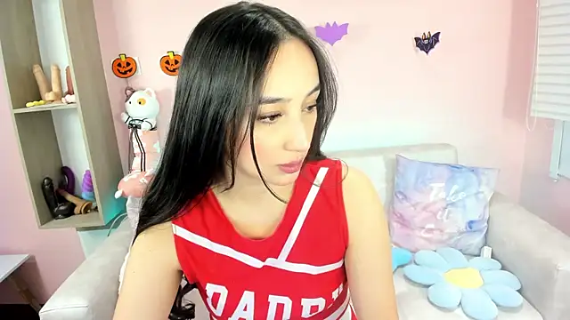 Snapshot of tinysara chatting on 10.06.25 tinysara online show from 10.06.25