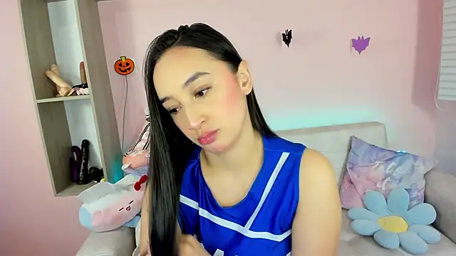 Snapshot of tinysara chatting on 10.13.25 tinysara online show from 10.13.25