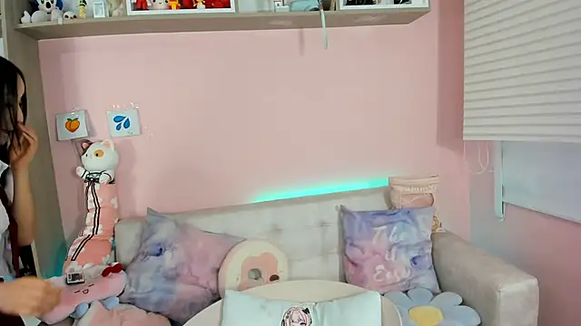 Snapshot of tinysara chatting on 11.06.25 tinysara online show from 11.06.25