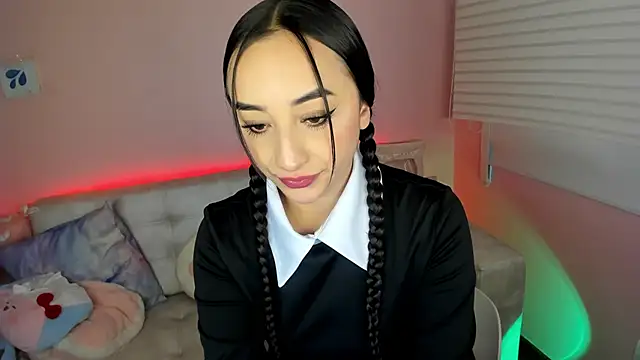 Snapshot of tinysara chatting on 11.17.25 tinysara online show from 11.17.25