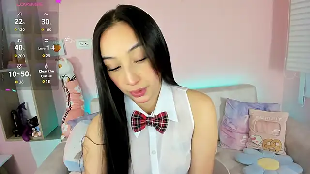 Snapshot of tinysara chatting on 12.04.25 tinysara online show from 12.04.25