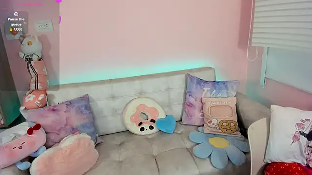 Snapshot of tinysara chatting on 12.05.25 tinysara online show from 12.05.25