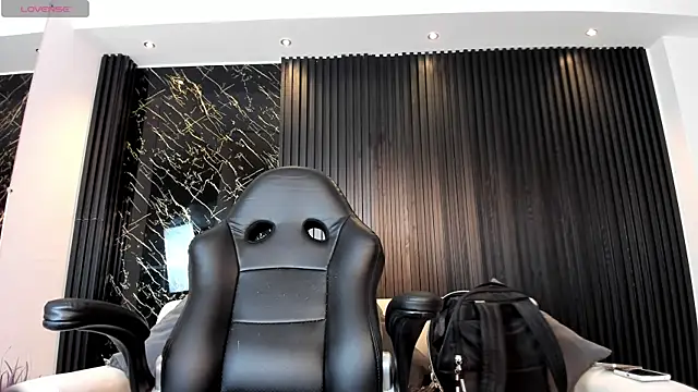 Snapshot of charlottewhitte chatting on 10.21.25 charlottewhitte online show from 10.21.25