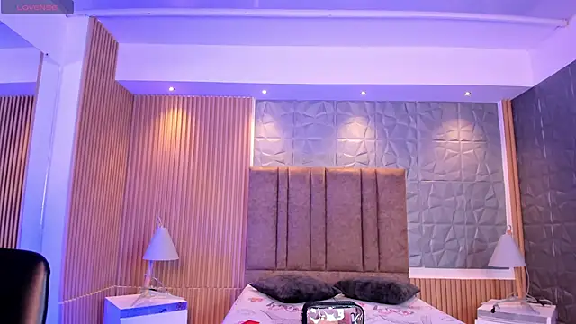 Snapshot of charlottewhitte chatting on 10.30.25 charlottewhitte online show from 10.30.25