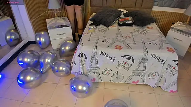 Snapshot of charlottewhitte chatting on 10.31.25 charlottewhitte online show from 10.31.25