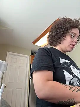 QueenNuttCollector online show from 02.03.26