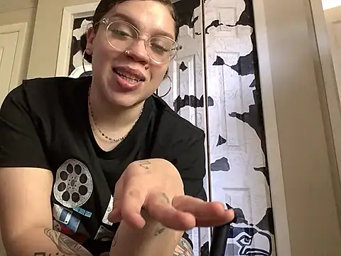 QueenNuttCollector online show from 05.03.26