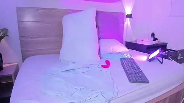 izaro22 online show from 10.25.25