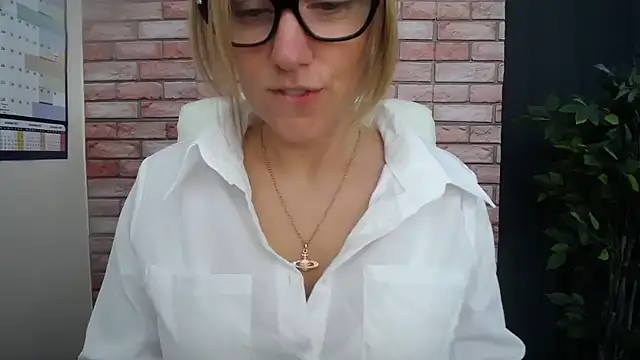 Snapshot of HarleyRebz chatting on 09.29.25 HarleyRebz online show from 09.29.25