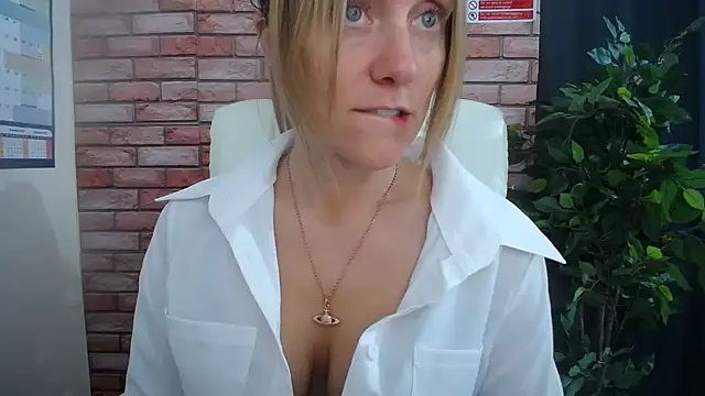 Snapshot of HarleyRebz chatting on 10.27.25 HarleyRebz online show from 10.27.25