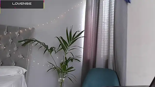 mini kunis online show from 12.13.25