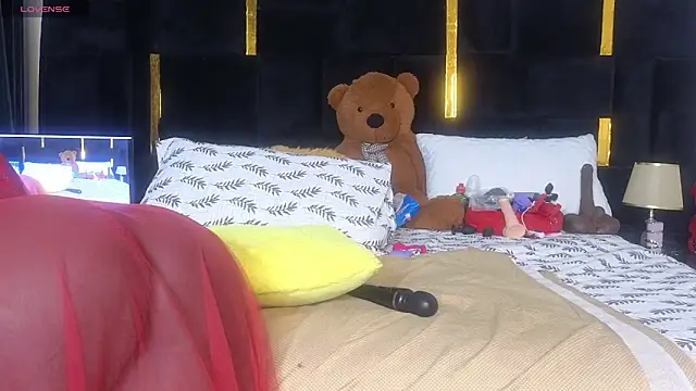 Snapshot of Sexy_sharntel chatting on 10.15.25 Sexy sharntel online show from 10.15.25