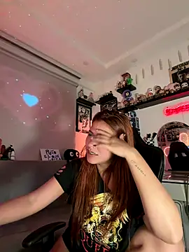 Snapshot of crystal_bunny7 chatting on 12.21.25 crystal bunny7 online show from 12.21.25