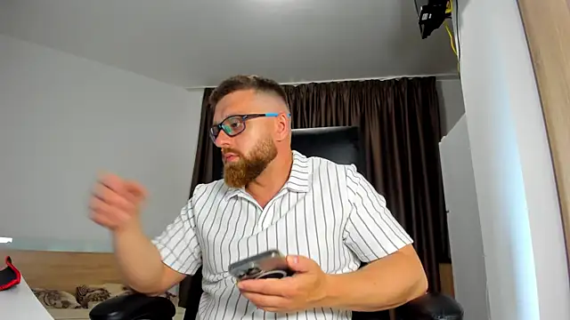 Snapshot of Findom_guy chatting on 06.08.26 Findom guy online show from 06.08.26