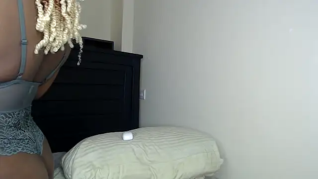 NIKKIE LOVE online show from 02.28.26