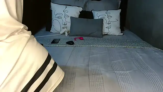 CURVEYDOLLXX online show from 11.25.25