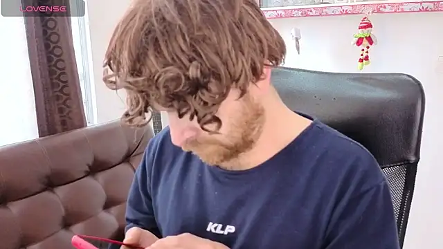 Snapshot of michacosio chatting on 11.13.25 michacosio online show from 11.13.25