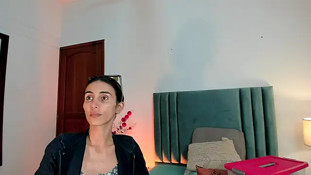 Snapshot of Nina_Cavaali chatting on 12.23.24 Nina Cavaali online show from 12.23.24