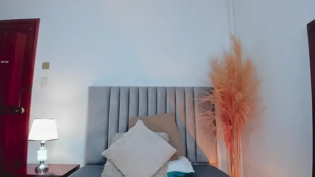 Snapshot of Nina_Cavaali chatting on 12.27.24 Nina Cavaali online show from 12.27.24