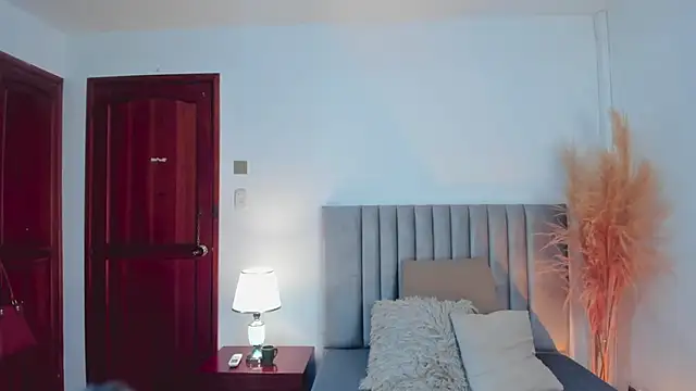 Snapshot of Nina_Cavaali chatting on 12.28.24 Nina Cavaali online show from 12.28.24