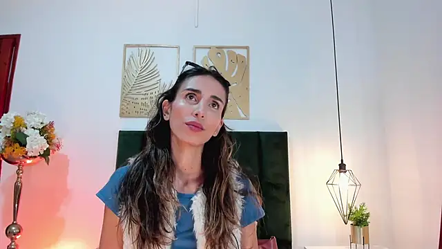 Snapshot of Nina_Cavaali chatting on 12.31.24 Nina Cavaali online show from 12.31.24