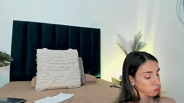 Snapshot of Nina_Cavaali chatting on 01.28.25 Nina Cavaali online show from 01.28.25