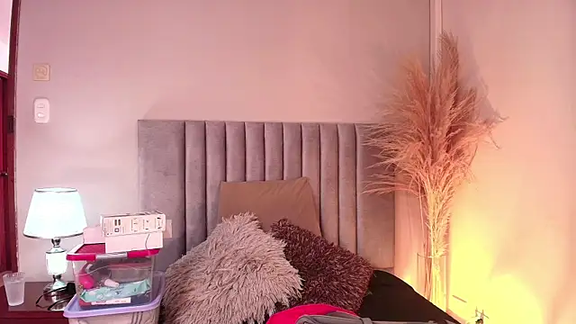 Snapshot of Nina_Cavaali chatting on 09.19.25 Nina Cavaali online show from 09.19.25