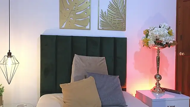 Snapshot of Nina_Cavaali chatting on 09.29.25 Nina Cavaali online show from 09.29.25