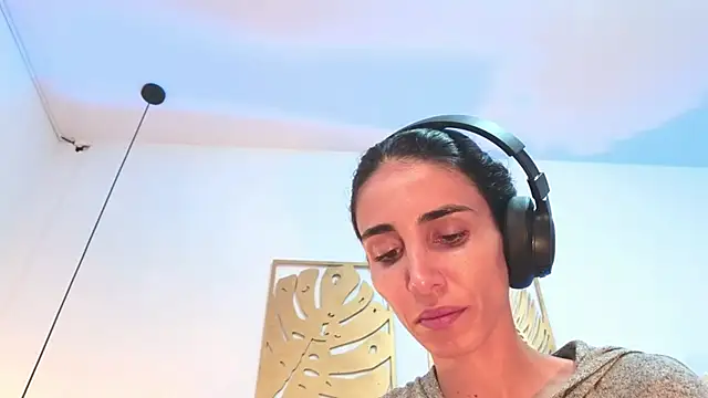 Snapshot of Nina_Cavaali chatting on 10.08.25 Nina Cavaali online show from 10.08.25