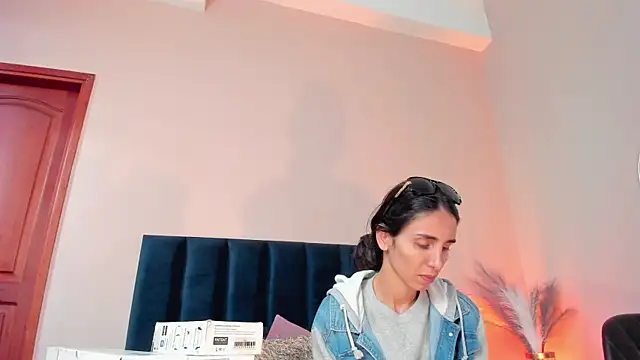 Snapshot of Nina_Cavaali chatting on 10.21.25 Nina Cavaali online show from 10.21.25