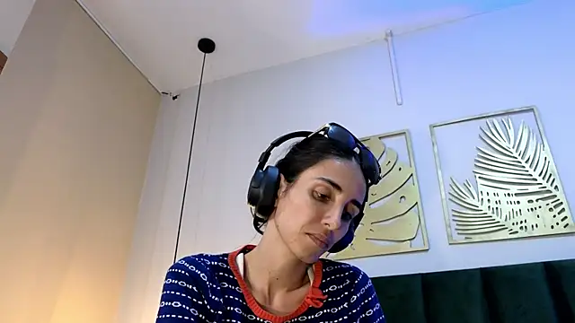 Snapshot of Nina_Cavaali chatting on 10.22.25 Nina Cavaali online show from 10.22.25