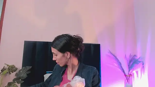 Snapshot of Nina_Cavaali chatting on 12.05.25 Nina Cavaali online show from 12.05.25