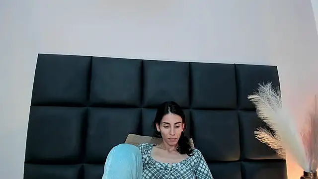 Snapshot of Nina_Cavaali chatting on 12.13.25 Nina Cavaali online show from 12.13.25