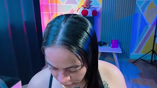 Snapshot of Cuttiealice chatting on 10.06.25 Cuttiealice online show from 10.06.25