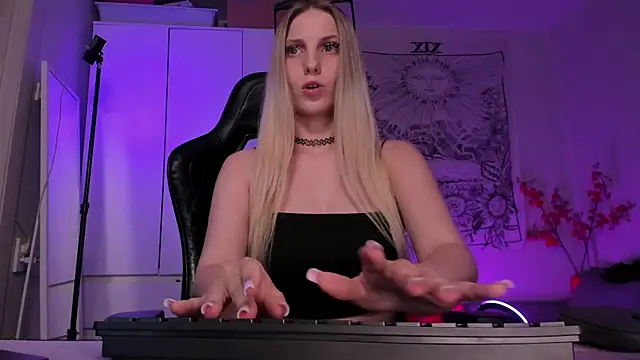 Anna Fink online show from 07.31.26
