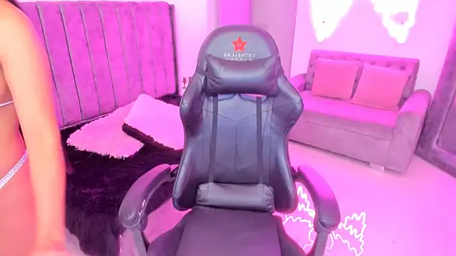 xiomara  cortes online show from 10.13.25