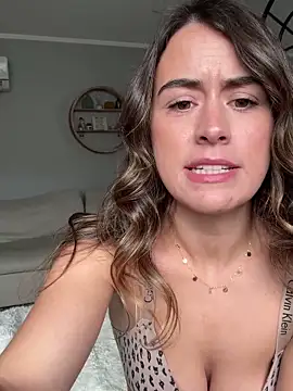 Snapshot of Wetbabygirlxo chatting on 10.28.25 Wetbabygirlxo online show from 10.28.25