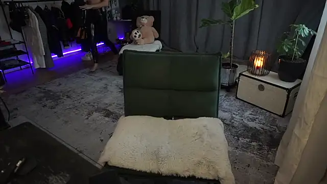 LaraPunkt online show from 02.21.25