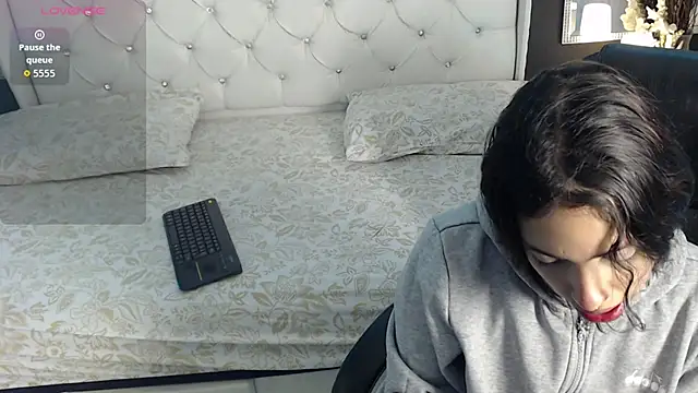 LiaVillalobos online show from 10.17.25