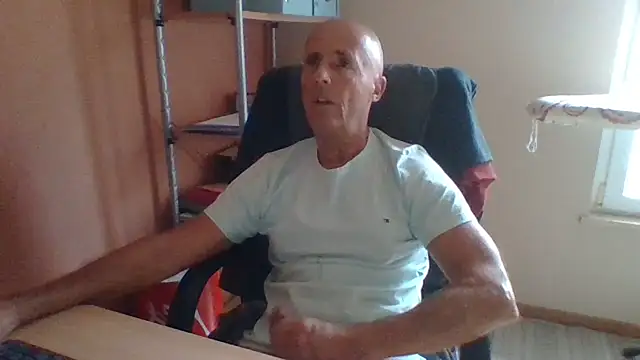 Snapshot of olibrius71 chatting on 10.31.25 olibrius71 online show from 10.31.25