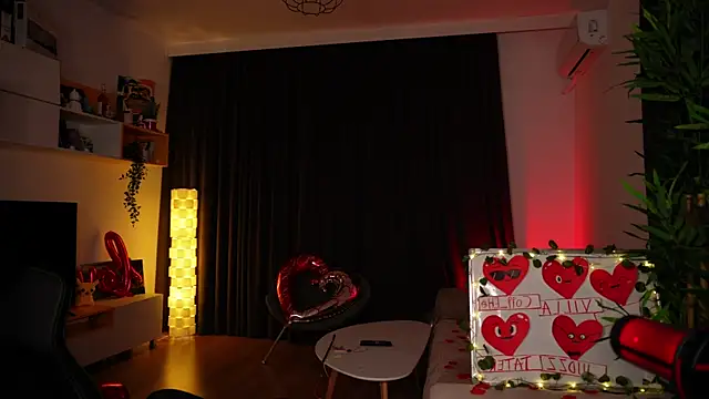 Snapshot of ShyNdWild chatting on 02.14.25 ShyNdWild online show from 02.14.25