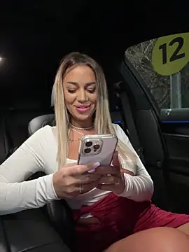 Snapshot of KirstieVegas chatting on 01.12.25 KirstieVegas online show from 01.12.25