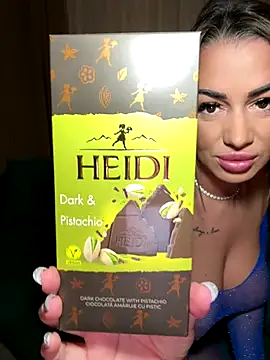 Snapshot of KirstieVegas chatting on 10.18.25 KirstieVegas online show from 10.18.25