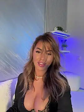 Snapshot of KirstieVegas chatting on 11.14.25 KirstieVegas online show from 11.14.25