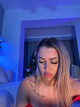 Snapshot of KirstieVegas chatting on 12.04.25 KirstieVegas online show from 12.04.25