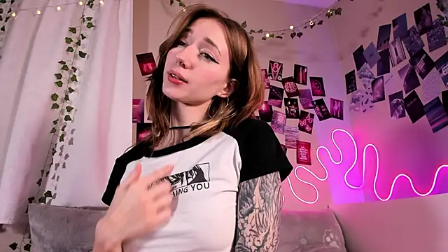 Snapshot of LuckySexyDoll chatting on 12.17.24 LuckySexyDoll online show from 12.17.24